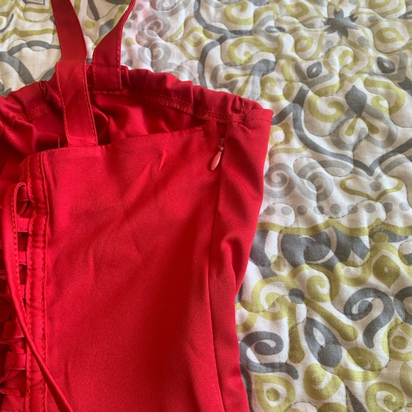 House of CB Carmen dress lookalike: midi sleeveless red dress with slit - Picture 5 of 9